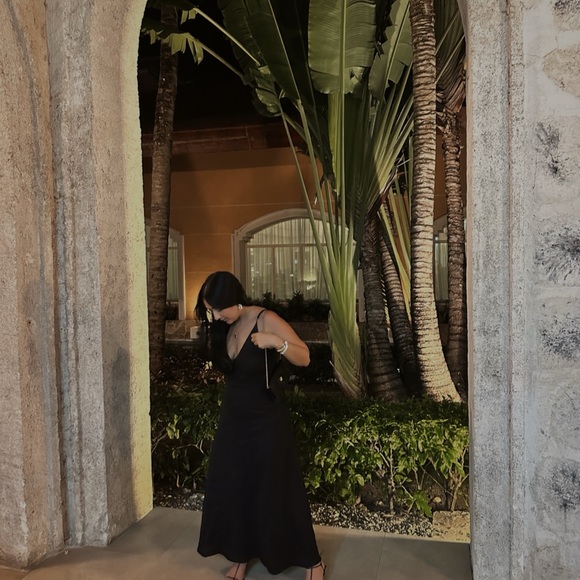 DISSH Elegant Black Single Strap Dress - Picture 6 of 8